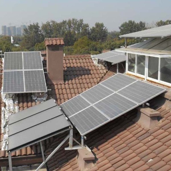 Solarpaneele oder Solarschindeln: Welche Variante ist besser? | 1 Solarpaneele nehmen viel Platz auf dem Dach ein.