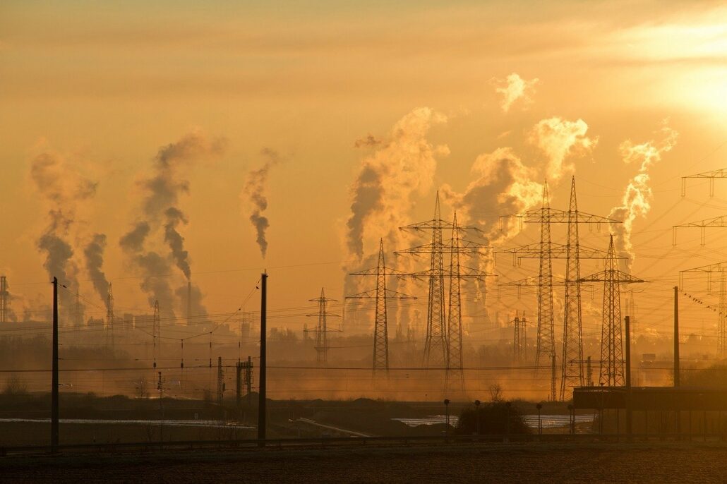 Ein Kraftwerk erzeugt Strom für das große Verteilernetz.