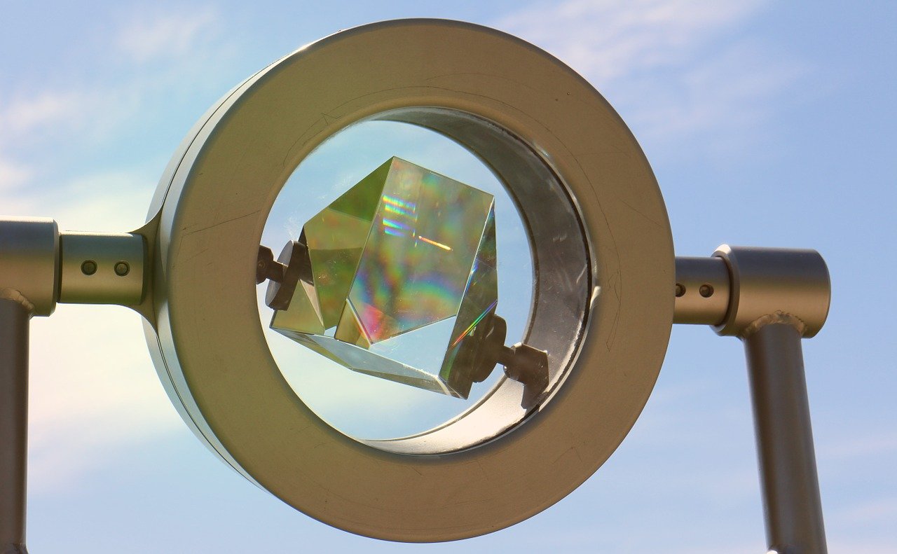 Lichtbrechung - Eine Definition und Erklärung | 1 Lichtbrechung lässt sich mit einem Prisma aus Glas veranschaulichen.